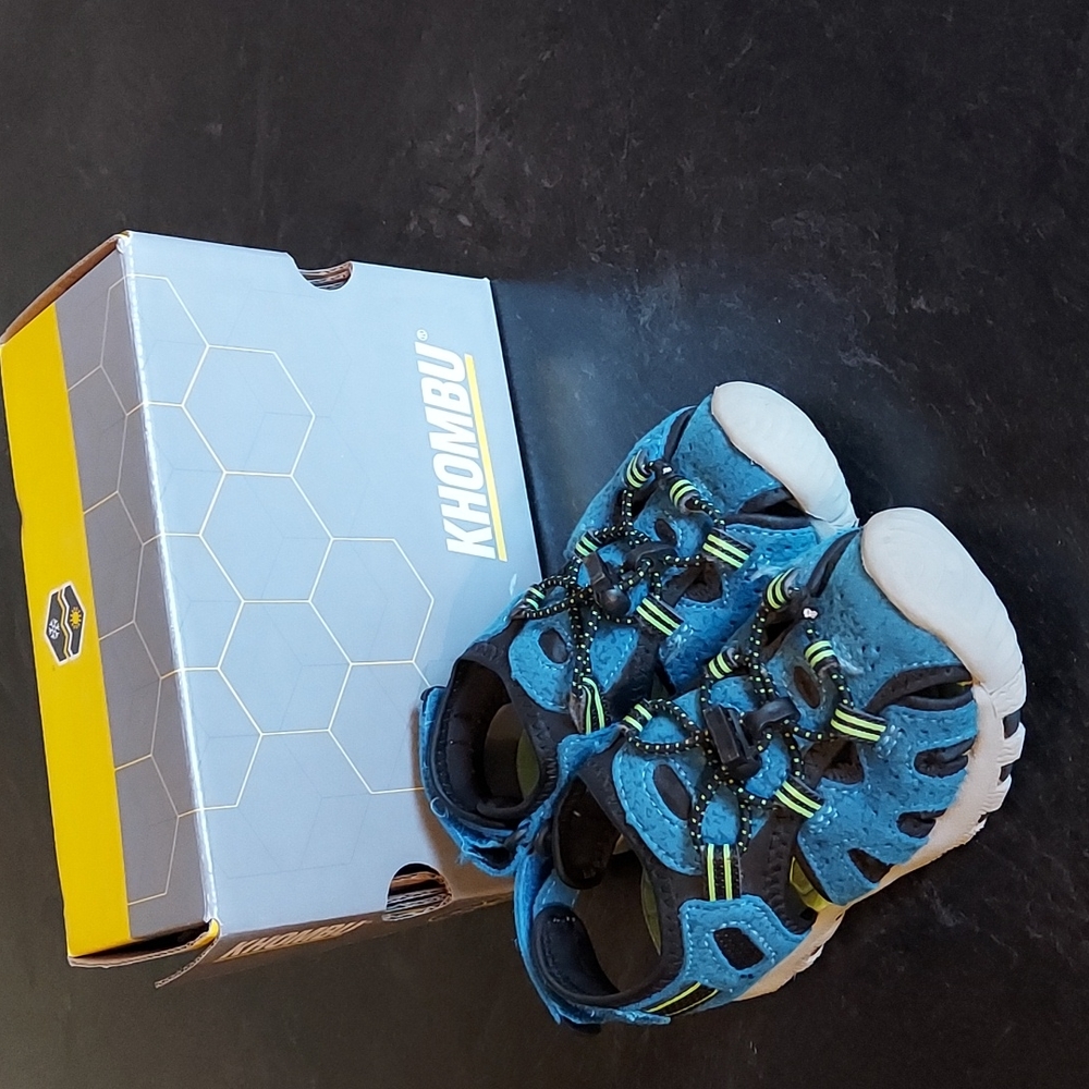 Khombu sandals size 9